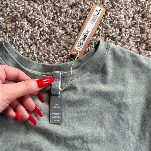 ๐SKIMS Long Sleeve Top!๐ - Picture 2 of 5